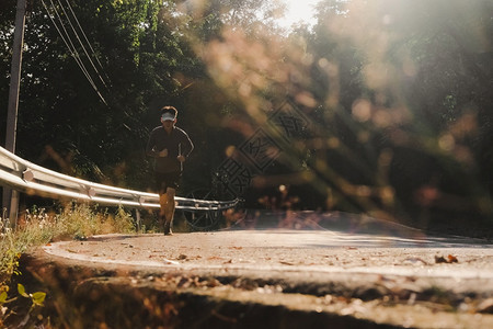乐趣森林训练健康的少年男孩在早晨慢跑青年男子户外运动图片