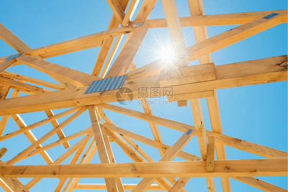 木板xA新的住宅建筑房屋以抵御阳光灿烂的天空木头工图片