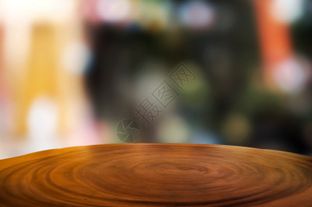 质地餐厅柜台带模糊户外背景的空白木桌图片