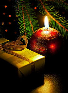 晚上盒子假期带蜡烛和礼品盒的圣诞节卡图片