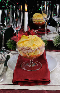 多层玻璃杯中节日分层沙拉美味的蛋黄图片
