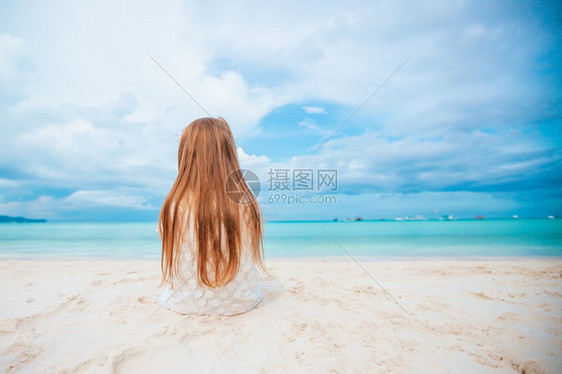 海滩度假的可爱女孩暑假期间海滩的可爱小女孩童年喜悦岛图片