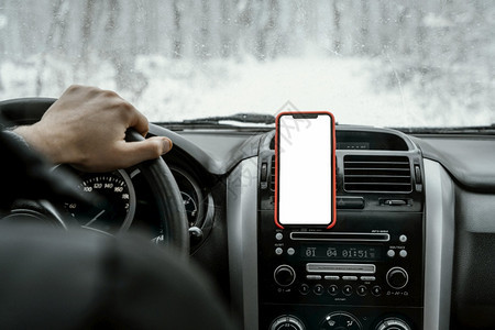 发动机使用智能手驾驶汽车路边旅行的人应用内部图片