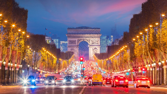 建筑学暮法国巴黎黄昏时分著名的香榭丽舍大街和凯旋门地标图片
