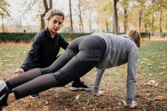 活动妇女在公园外接受与Trax一起培训的妇女年轻士图片