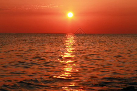 海滨黑边的日落在面傍晚颜色支撑黄的图片