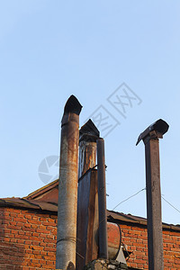 家楼顶上一座闭合管道烟囱的旧厚薄金属烟囱季节美丽的图片