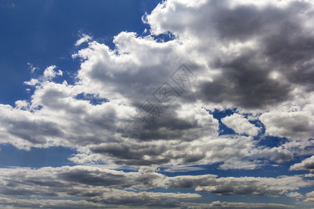 蓝色天空中的云彩宁比季节沉淀图片