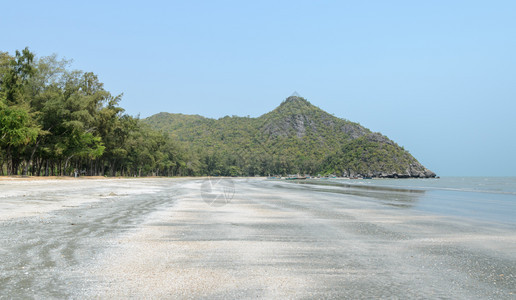 运输低潮下岩石山的海滩风景浪传统的图片