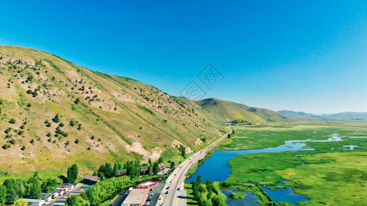 连续下坡镇夏日清晨怀俄明州JacksonHole家和美丽的山峰全景空中观察旅行图片