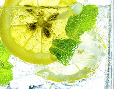 柠檬水泡在丰满的闪光水中果汁饮料溅绿色混合物图片
