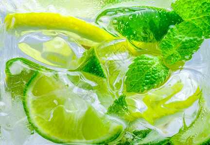 活力柠檬水泡在丰满的闪光水中果汁饮料自然混合物图片