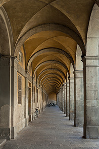 哥特旅游意大利卢卡镇的一座拱形通道建筑位于意大利卢卡市老的图片