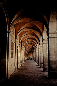 艺术意大利卢卡镇的一座拱形通道建筑位于意大利卢卡市建筑学经典的图片