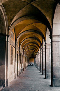 结构体墙艺术意大利卢卡镇的一座拱形通道建筑位于意大利卢卡市图片