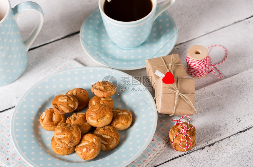 咖啡加美味的自制饼干和礼品盒休息海一种图片