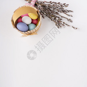 季节篮子带柳枝的复活节彩蛋木篮制的图片