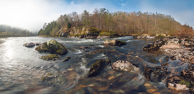 阳光欧洲挪威风景与山河流秋季森林和四周的苔岩群美丽图片