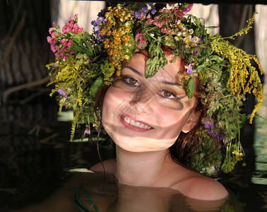 模型奢华若虫水中鲜花圈的有吸引力女人图片