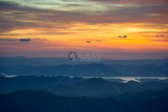 太阳全景晨雾山森林自然和风景的清晨爬坡道图片