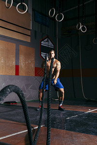 重量运动员男人用绳子训练力量图片