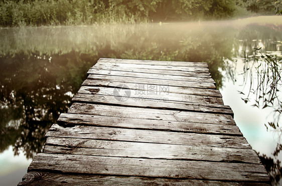 早晨清在日出河边的渔夫桥雾安静的平台图片
