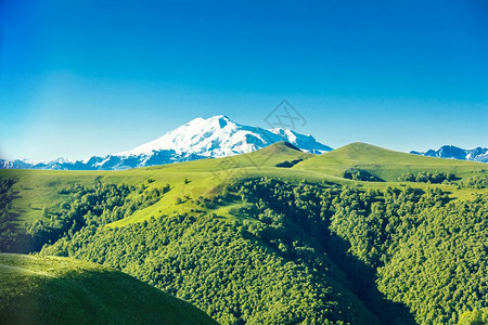 地块雪空的横向夏季风景以欧洲最高顶端的大象图片