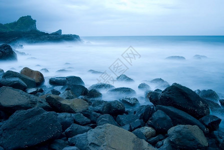 多岩石的光滑洛基海礁长期接触东亚海景图片