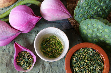 收集莲花粉红绿色种子新鲜和干燥的白莲籽这些植物的草药茶以充满活力的颜色提出令人惊叹的抽象概念这种食物使健康良好的睡眠收藏新鲜的白图片
