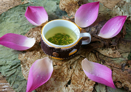 美丽的丰富多彩收集莲花粉红绿色种子新鲜和干燥的白莲籽这些植物的草药茶以充满活力的颜色提出令人惊叹的抽象概念这种食物使健康良好的睡图片