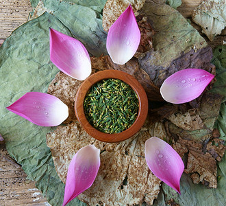 安宁收集莲花粉红绿色种子新鲜和干燥的白莲籽这些植物的草药茶以充满活力的颜色提出令人惊叹的抽象概念这种食物使健康良好的睡眠根木制图片