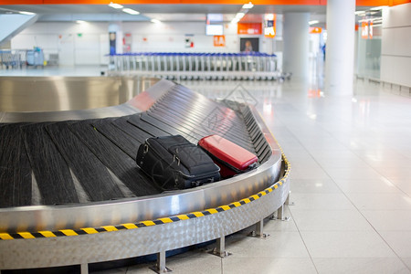 排序航班宣称在机场丢失行李分拣机场传送带上的行李机场丢失传送带上的行李图片