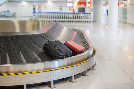 在机场丢失行李分拣机场传送带上的行李机场丢失传送带上的行李等待航班门图片