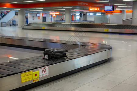 案子目的地长椅在机场丢失行李分拣机场传送带上的行李机场丢失传送带上的行李图片