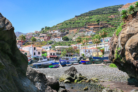 房屋葡萄牙山上有渔船和村庄的葡萄牙风景图案欧洲城市观图片