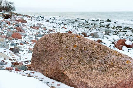 湖美丽岩石海岸滩上的巨石冬天海岸雪下岩石海滩上巨岩海岸雪下岩石西伯利亚图片