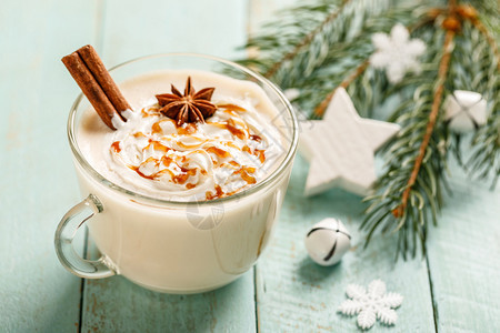 传统圣诞饮料鸡蛋尾酒加奶油焦糖汤粉的香味鸡尾酒时间料假期图片