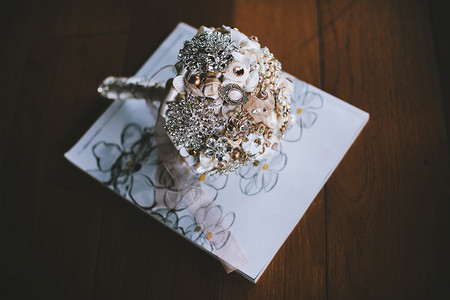 拉刀魅力美的首饰和珠胸花束新娘的婚礼花束红宝石图片