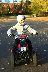 微笑树叶小女孩驾驶电动玩具车的表达方式满足了自己心意的小女孩驾驶电动玩具车的呼声青少年图片