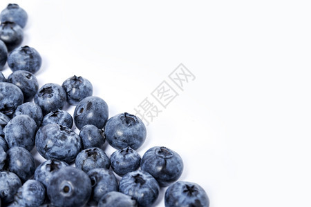 小吃维他命生的在白色背景剪切上被孤立的蓝莓或贝黑蓝胡桃Hhuckleberry图片