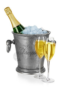 在冰桶里装瓶香槟用白色的孤立在背景上的干件前夕反射吐司图片