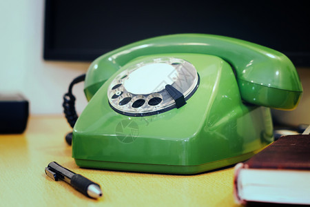 接收者台式桌面上的旧绿色旋转电话台式桌面上的旧绿色旋转电话沟通桌子图片
