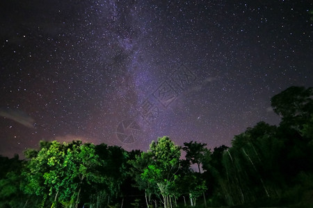 银河的宽外长距离接触照片森林雄伟污染图片