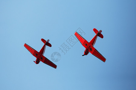 云飞行两架红色机在晴蓝的天空中两架红色飞机在蓝的天空中速度图片