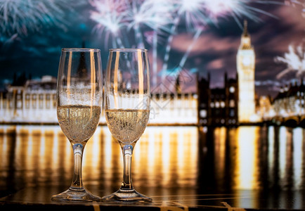 爱欧洲敬酒伦敦新年之夜背景的香槟杯和大本酒图片