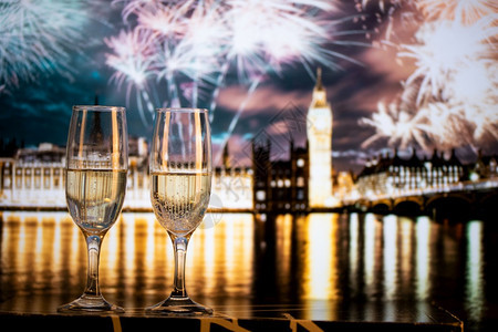 英国历史伦敦新年之夜背景的香槟杯和大本酒敬图片