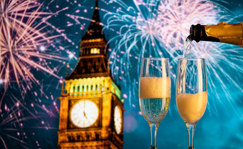 展示伦敦新年之夜背景的香槟杯和大本酒欧洲庆典图片