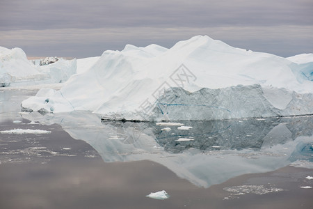 Disko岛周围格陵兰的北极地貌冰山海洋和云层景观戏剧大约图片