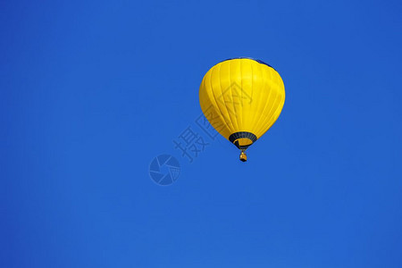 蓝色天空中的黄气球夏天航班空图片