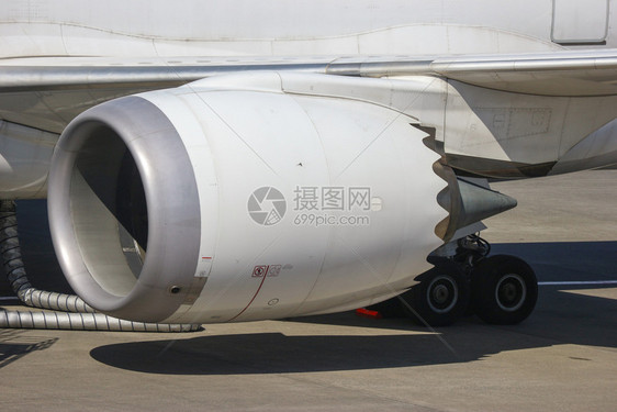 强大的旅行白色飞机涡轮发动部分场跑道作为背景图片